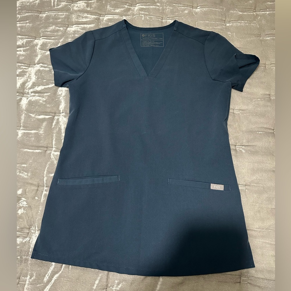 Casma Three-Pocket Scrub Top